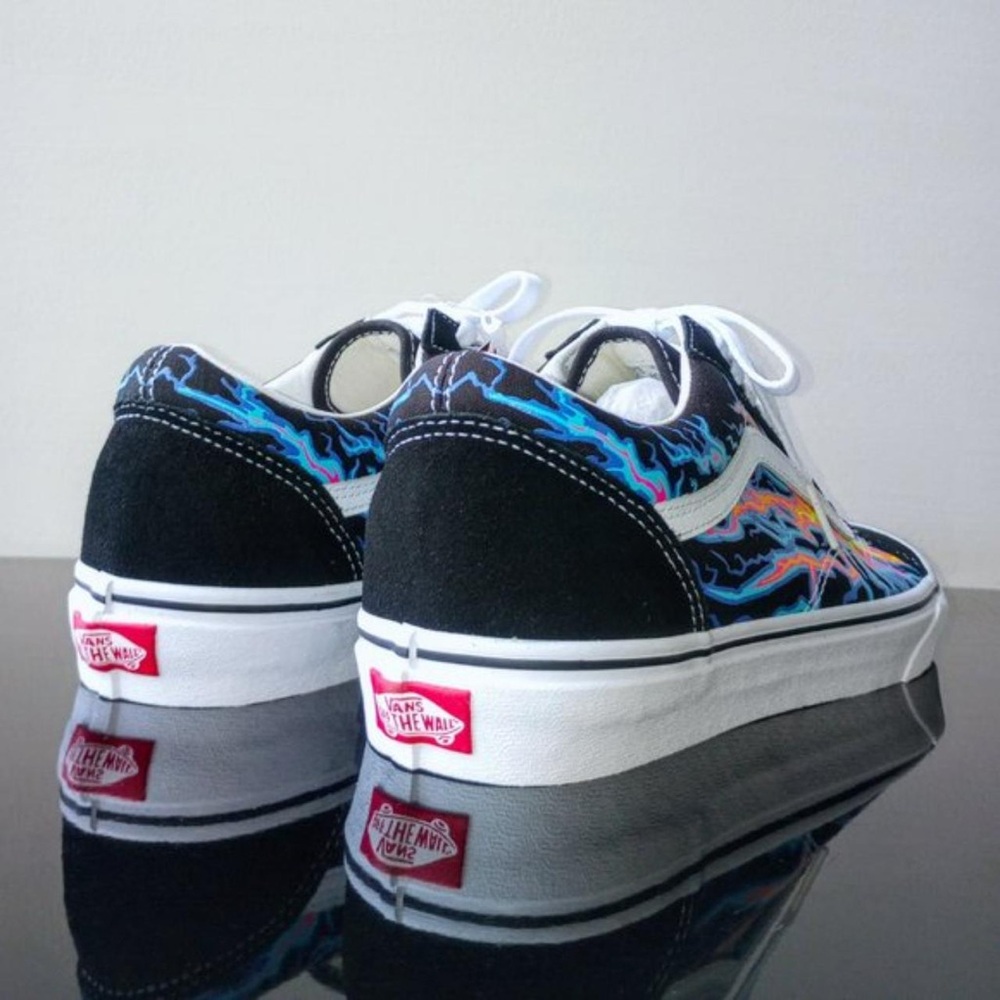 Vans Old Skool Electric Flame Black/True White
US Men 4.5
US Women 6.0 - Picture 2 of 3